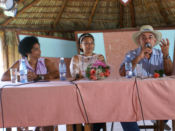 El maestro Pancho Amat contó la travesía recorrida para la creación del disco "Mis Raíces", de María Victoria Rodríguez y Pancho Amat. Foto: Marianela Dufflar / Cubadebate