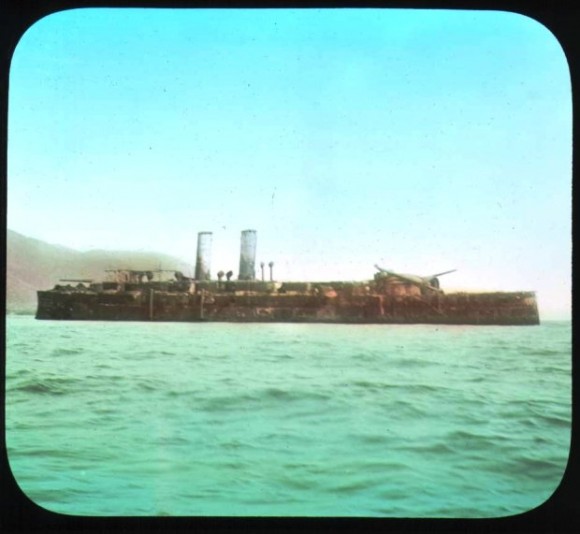 El Crucero Vizcaya, parcialmente sumergido en la Bahía de Santiago de Cuba.
