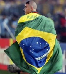 Ronaldo celebra tras la victoria final contra Alemania en la Copa del Mundo 2002