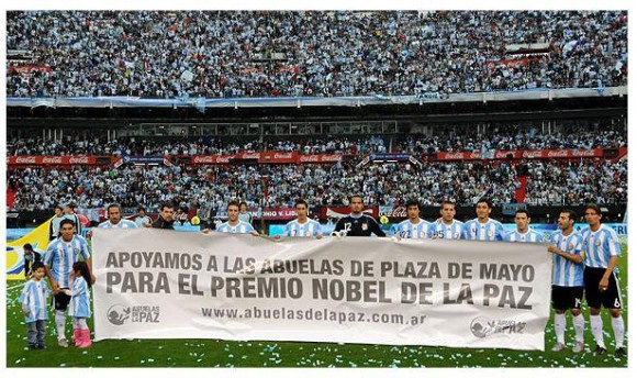 Durante el juego por el Bicentenario contra Canadá, el 24 de mayo de 2010, el equipo argentino desplegó una tela de apoyo a la candidatura de las Abiuelas de la Plaza de Mayo al Nobel de la Paz