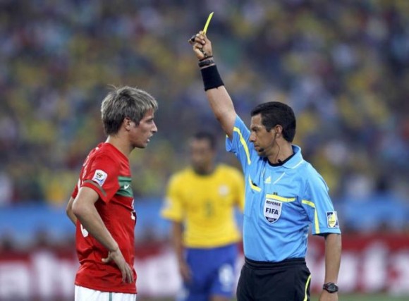 Fabio Coentrao recibe una tarjeta amarilla en el partido que enfrenta a Portugal y Brasil en la primera fase del grupo G del Mundial de Sudáfrica 2010 