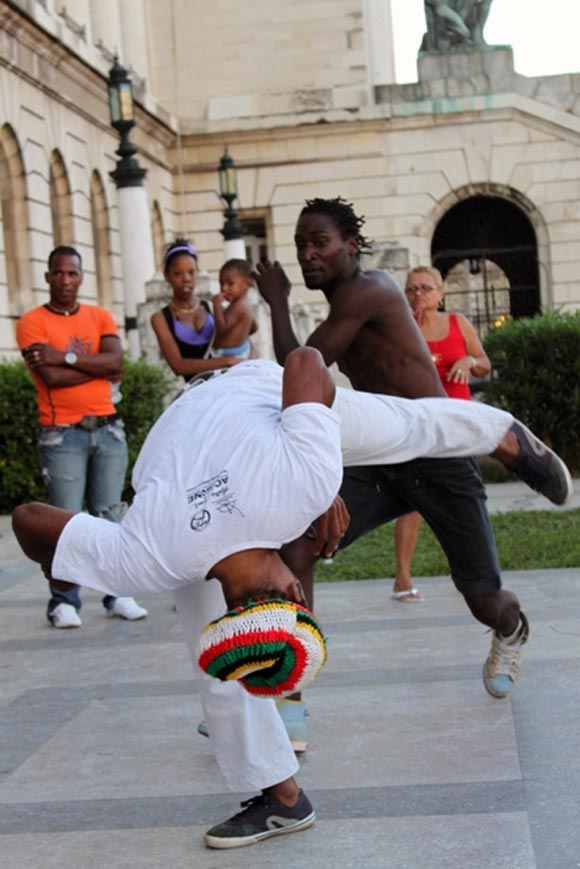 Los capoeiristas aprovechan el balanceo característico de su arte marcial para lanzar ataques desde posiciones inimaginadas