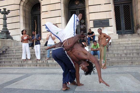 Aunque por lo general los capoeiristas atacan utilizando sus piernas, en ocasiones también usan las manos, sobre todo para desbalancear a su oponente