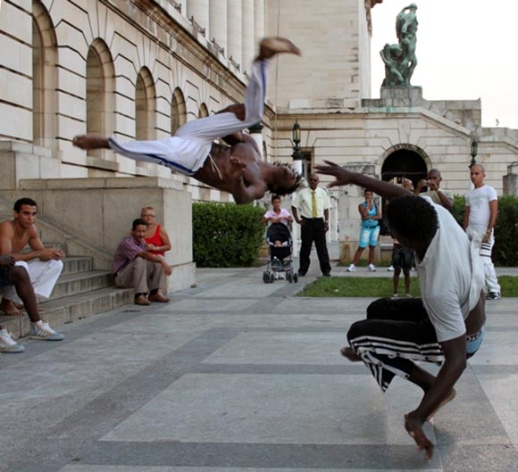 En Capoeira son frecuentes los movimientos acrobáticos tanto para atacar como para esquivar al contrario