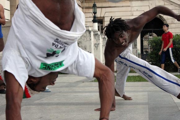 Capoeira no es solo un deporte o un arte marcial, también es una manera de hacer buenos amigos