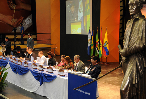 El Canciller de Bolivia David Choquehuanca, durante su intervención en la reunión de Autoridades Indígenas y Afrodescendientes de los países del ALBA, en el coliseo de Otavalo. (Foto Santiago Armas/Presidencia de la República)