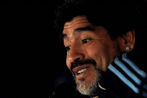 Maradona en una conferencia de prensa en Pretoria