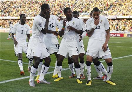 El ghanés Asamoah Gyan (3) celebra su gol ante Australia bailando con sus compañeros Foto Reuters