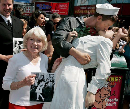 Fotografía de archivo tomada el 11 de agosto de 2005 que muestra a la ex enfermera estadoundiense Edith Shain (i), protagonista de la fotografía titulada 'El Beso', de Alfred Eisenstadt, durante la presentación de la estatua que captura ese instante del día de la Victoria de 1945, en Times Square, Nueva York, EEUU. EFE/Peter Foley