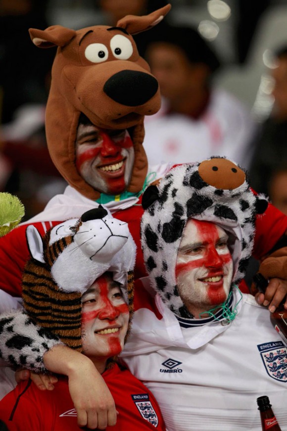 Aficionados de Inglaterra y Argelia animan a sus respectivas selecciones durante el partido que las enfrenta por el grupo C de la Copa del Mundo, que se disputará en el estadio Green Point de Ciudad del Cabo.
