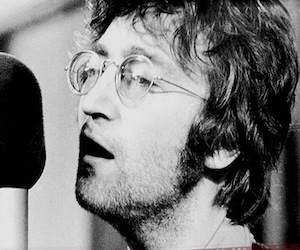 Celebran cumpleaños de Lennon con una exposición de dibujos del músico