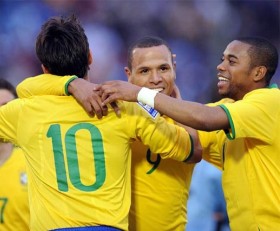 Sociedad Kaká-Robinho-Luis Fabiano le rinde a Brasil