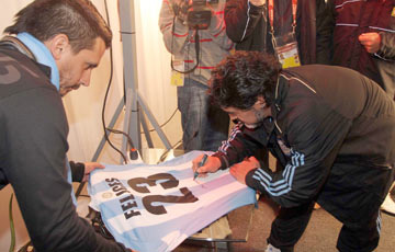 Maradona firma la camiseta para Messi. Foto: Sport.es