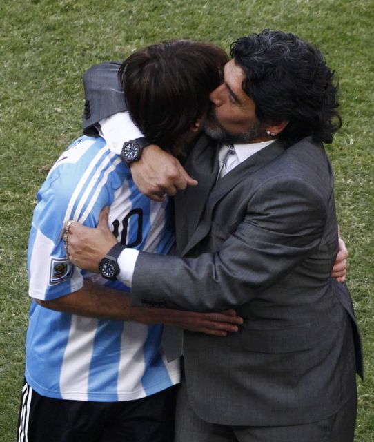 Maradona besa y abraza a su seguidor y estrella argentina, Lionel Messi