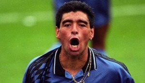 Maradona celebra frente a las cámaras su gol contra Grecia
