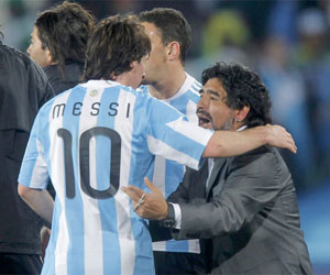 Messi y Maradona en el primer juego de Argentina en el Mundial de Fútbol, Sudáfrica 2010. Foto: Reuters