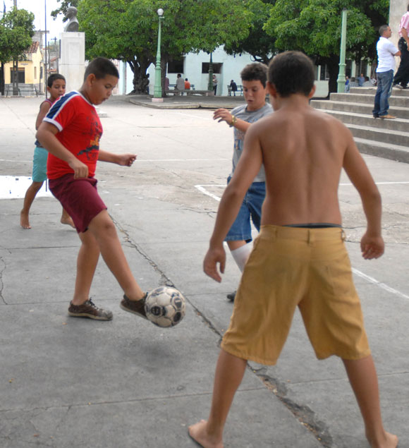 Niños disfrutan un juego de fútbol en el parque La Caridad, en Sancti Spíritus, el 12 d junio de 2010. AIN Foto: Oscar ALFONSO SOSA