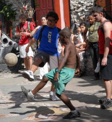 ninos-juegan-futbol-en-la-habana