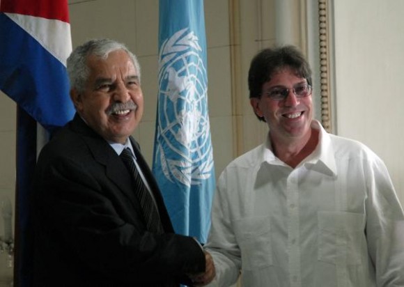 Bruno Rodríguez Parrilla (D), ministro de Relaciones Exteriores de Cuba, recibe al presidente de la Asamblea General de la Organización de las Naciones Unidas (ONU), el libio Ali Treki, en la sede de la cancillería, en Ciudad de La Habana, Cuba, el 28 de junio de 2010. AIN FOTO/Omara GARCIA MEDEROS