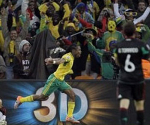 Siphiwe Tshabalala marca el primer gol del Mundial en el minuto 55.