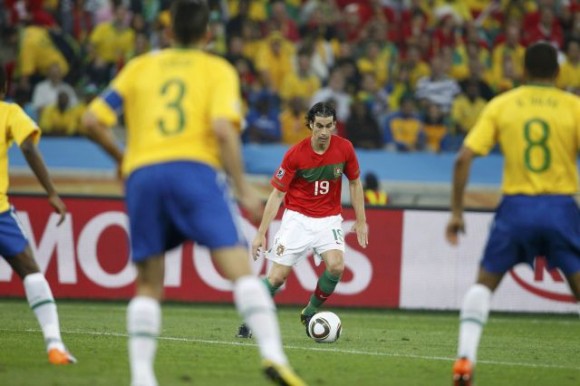 El portugués Tiago regatea con el balón