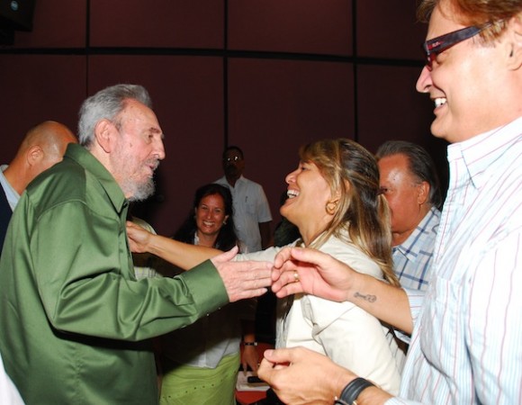 Fidel conversa con Petí y Amaury Pérez. Foto: Estudios Revolución