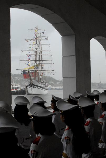 El buque escuela venezolano "Simón Bolívar" llega a La Habana