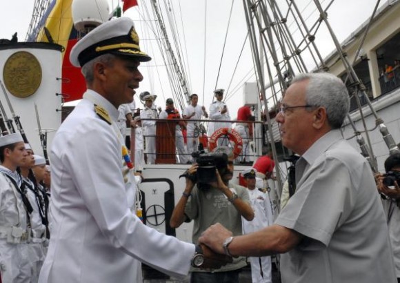El buque escuela venezolano "Simón Bolívar" llega a La Habana