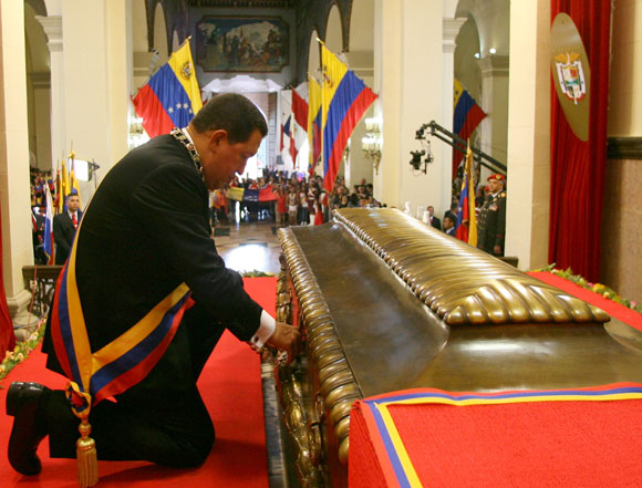Hugo Chávez rinde homenaje a Bolívar
