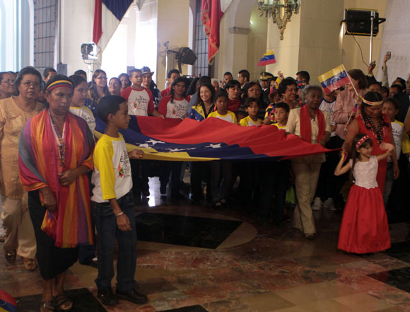 Bandera venezolana confeccionada en honor al Libertador de América, Simón Bolivar. Foto: Prensa Miraflores