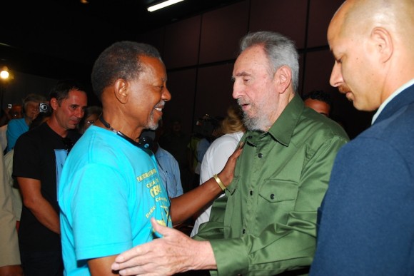 Foto de Archivo Fidel saluda a Lucius Walker, líder de los Pastores por la paz. 25 de julio de 2010 Foto: Estudios Revolución