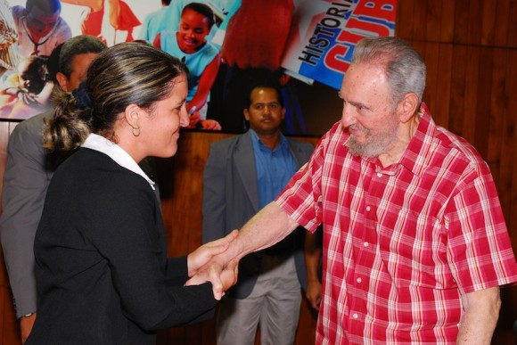Fidel saluda a Yailín Orta. Foto: Estudios Revolución