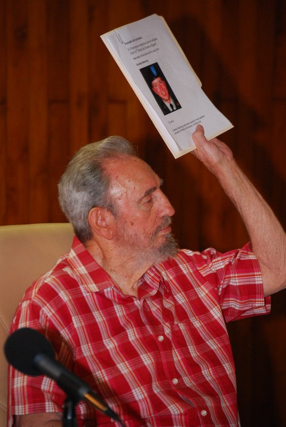 Fidel muestra la imagen del joven soldado que entregó a Wikileaks los documentos comprometedores de la guerra de EEUU en Afganistán. Foto: Estudios Revolución