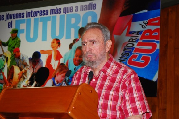 Fidel lee el Mensaje a los jóvenes cubanos. Foto: Estudios Revolución