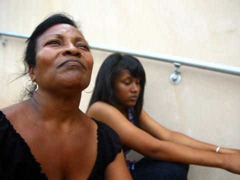 Madre e hija, víctimas de los macanazos. Foto: 