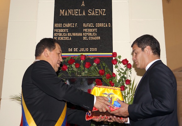 Hugo Chávez y Rafael Correa, colocaron los restos simbólicos de la heroína latinoamericana, Manuelita Sáenz