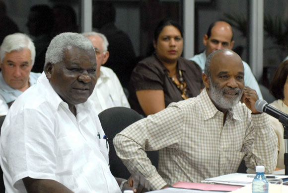 Esteban Lazo Hernández (I), Vicepresidente del Consejo de Estado, y Rene Preval (D), presidente de Haití, presidieron la reunión de trabajo bilateral, que se celebró en el ministerio para la Inversión Extranjera, en Ciudad de La Habana. AIN FOTO/Marcelino VAZQUEZ HERNANDEZ