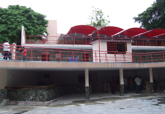 Equipo de trabajadores de Territorial Habana de ARTex, ultimando detalles para la inauguración del Salón Rosado. Foto: Marianela Dufflar