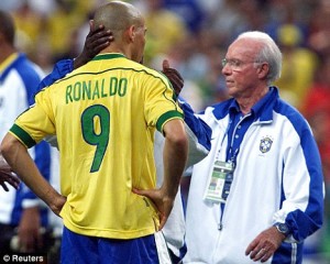 Zagallo (der.), junto a Ronaldo, cuando dirigió el seleccionado brasileño campeón del mundo