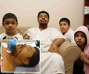 El taxista Ahmed Shariff en su casa, junto a tres de sus hijos, luego de dejar el hospital donde atendieron las heridas de cuchillo.