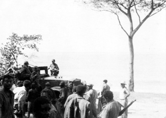 Guerrileros del Ejército Rebelde junto a un camión capturado en El Uvero.
