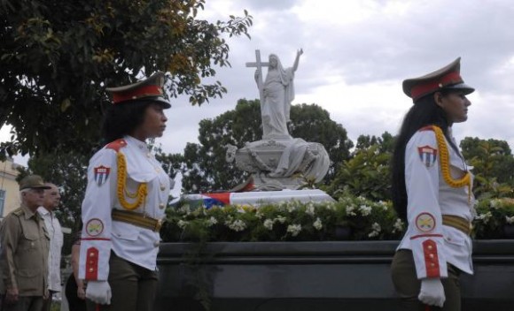 Ceremonia de inhumación de los restos de la insigne patricia cubana Emilia Teurbe Tolón, en la Necrópolis de Colón, en La Habana, Cuba, el 23 de agosto de 2010. AIN FOTO