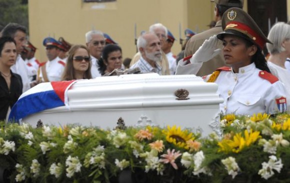 Ceremonia de inhumación de los restos de la insigne patricia cubana Emilia Teurbe Tolón, en la Necrópolis de Colón, en La Habana, Cuba, el 23 de agosto de 2010. AIN FOTO
