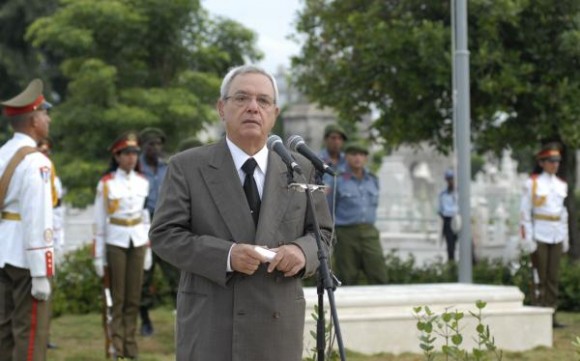 Eusebio Leal Spengler, historiador de la Ciudad de La Habana, durante la ceremonia de inhumación de los restos de la insigne patricia cubana Emilia Teurbe Tolón, en la Necrópolis de Colón, en La Habana, Cuba, el 23 de agosto de 2010. AIN FOTO