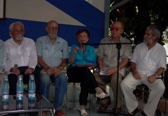 Escritores y artistas cubanos se reunieron para celebrar el cumpleaños de Fidel. Foto: Marianela Dufflar