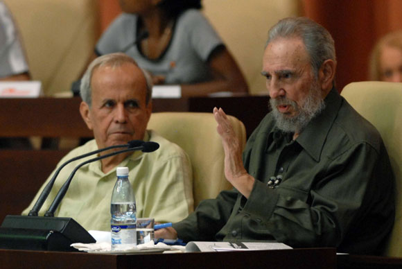 El Comandante en Jefe, Fidel Castro (der.), junto Ricardo Alarcón (izq.), Presidente de la Asamblea Nacional del Poder Popular, participa durante la Sesión Extraordinaria de la Asamblea del Poder Popular, en el Palacio de Convenciones de la Habana, Cuba, el 7 de agosto de 2010. AIN Foto: Marcelino VAZQUEZ HERNANDEZ