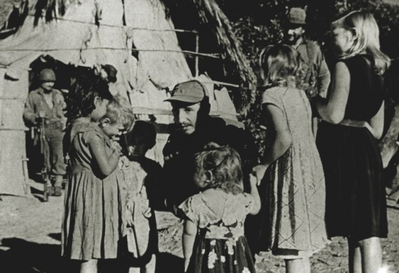 Fidel con niños campesinos de la Sierra