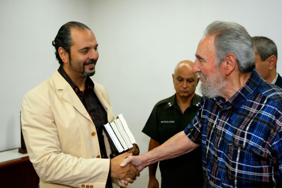 Fidel recibe al escritor ruso Daniel Estulin. Foto. Alex Castro