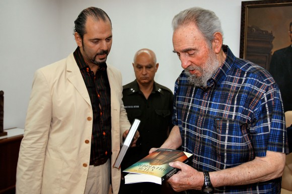 Daniel Estulin le dedica sus libros a Fidel. Foto. Alex Castro