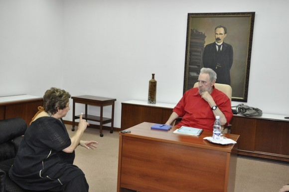 Fidel responde preguntas de la directora del diario La Jornada, de México, Carmen Lira Saade. Foto: Estudios Revolución